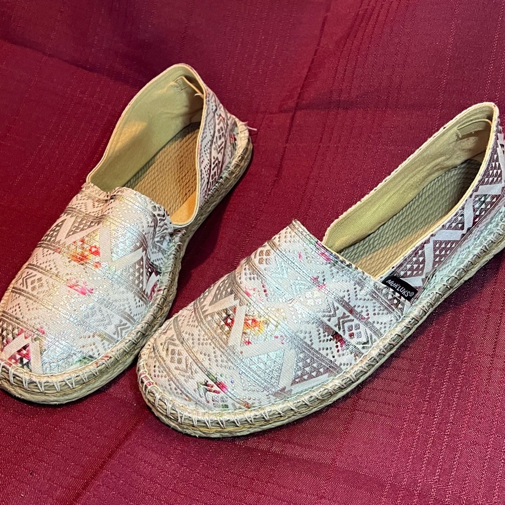 Woman’s Mucluk’s slip-on Slipper/Loafers size 7 lightweight and comfortable🪶